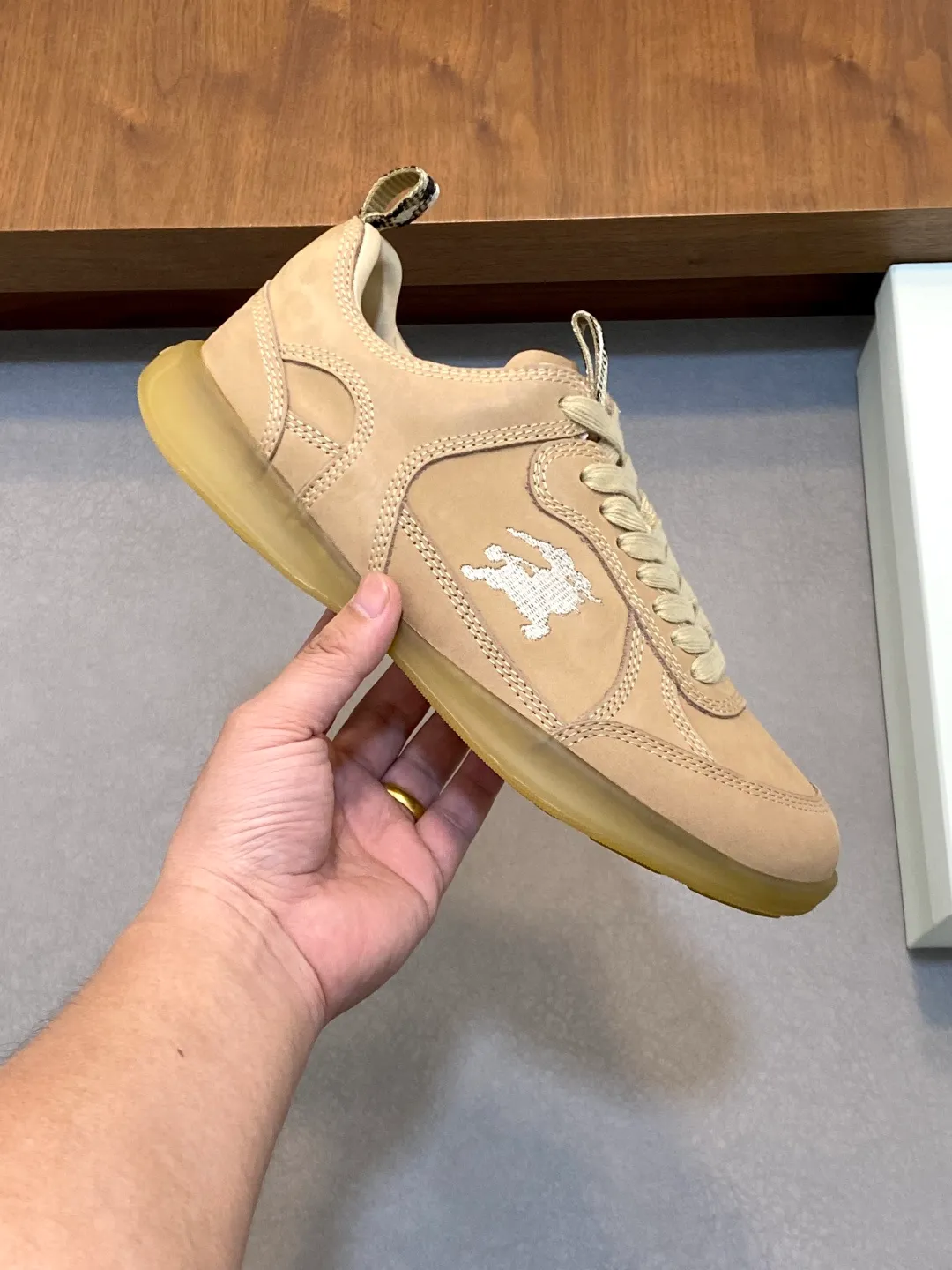Men's men's shoes 💰660 𝐁𝐔𝐑𝐁𝐄𝐑𝐑𝐘# Burberry's new war horse plaid casual sneakers, new terrace casual sneakers·Burberry (Burberry) classic elements, super comfortable shoes··Knight blue non-slip soles. Finally I saw the latest diagonal checkered sneakers. The colors are really good-looking and can be matched with any way. Sneakers in cotton blend. Crafted in an Italian workshop, it features a worsted Burberry check pattern. Featuring a mesh lining and checkered laces, the rubber sole features the archive Burberry monogram. From Burberry's iconic collection, these wardrobe staples are interpreted with the brand's signature style. The round toe and tongue are embellished with the Equestrian Knight logo (EKD) label, leather insole, and the sole is embellished with the Burberry letter logo size: 38-44 (customized for 45 and 46)